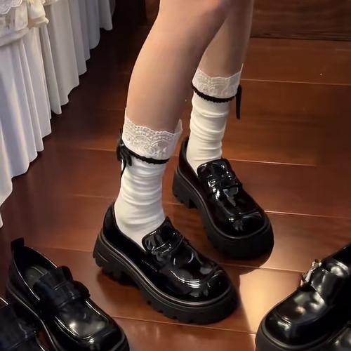 配秋冬短裙船的皮鞋_质感风格，轻松时尚