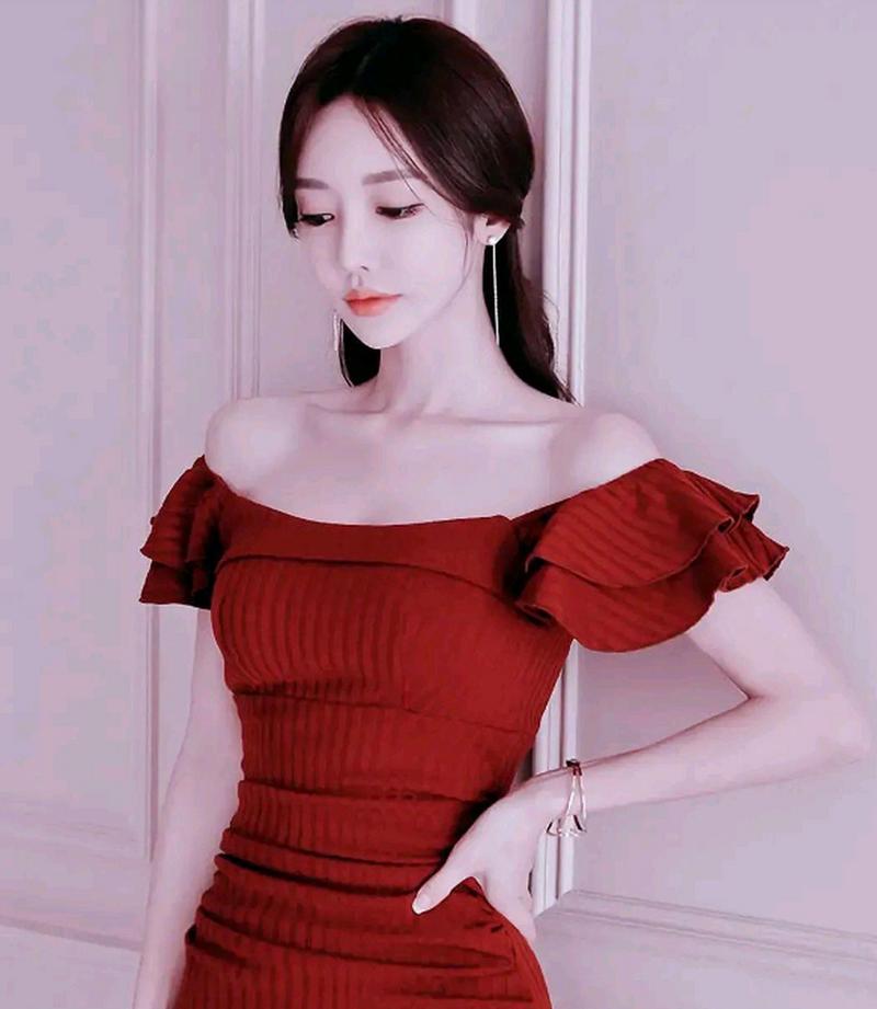 孙允珠红色抹胸日常搭配_孙允珠圣诞红黑撞色辣甜造型惊艳 孙允珠红色抹胸日常搭配_孙允珠圣诞红黑撞色辣甜造型惊艳