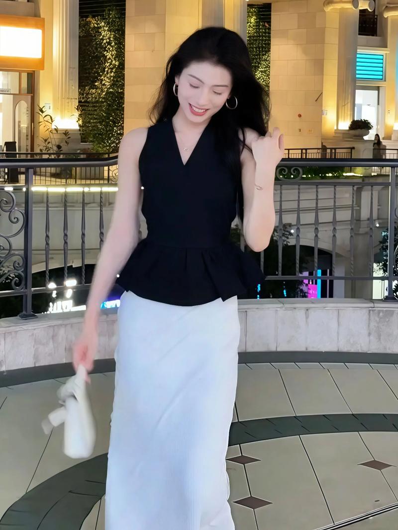 鱼尾裙配什么上衣最好看_鱼尾裙搭配Oversized上衣显瘦，衬衫西装外套皆宜，约会休闲两不误！