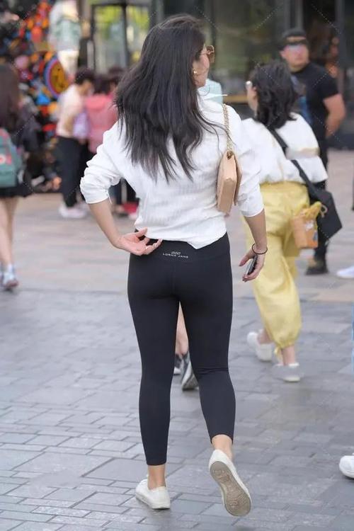 黑衬衫配白色运动裤合适吗_黑衬衫配白运动裤,休闲活力时尚搭 黑衬衫配白色运动裤合适吗_黑衬衫配白运动裤,休闲活力时尚搭