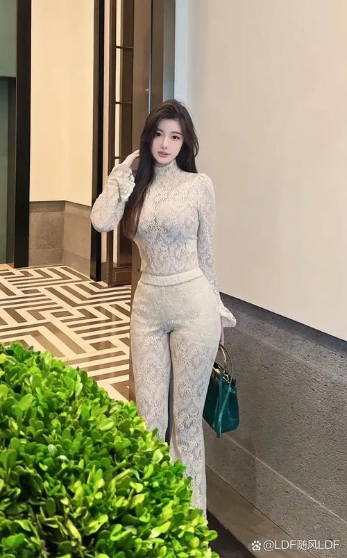 穿蕾丝连体裤配长卷发亮相_林心如穿蕾丝连体裤优雅回潮,气质满分! 穿蕾丝连体裤配长卷发亮相_林心如穿蕾丝连体裤优雅回潮,气质满分!