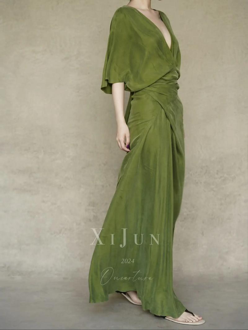 一个女人穿着绿色的裙子_展现女性魅力与诗意美 一个女人穿着绿色的裙子_展现女性魅力与诗意美