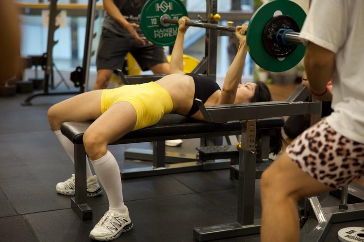 躺姿哑铃推举练什么_上斜哑铃推胸练中缝 躺姿哑铃推举练什么_上斜哑铃推胸练中缝