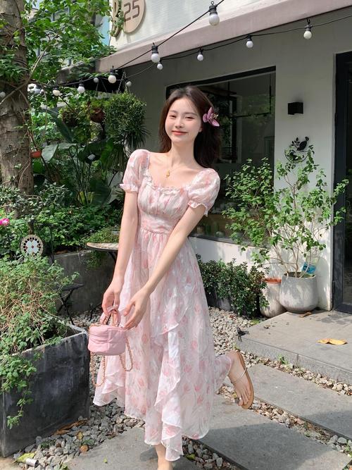 偏瘦的人适合大裙摆连衣裙吗_偏瘦女生选裙，避免夸张，显腰身，选亮色