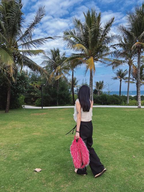 去三亚穿什么衣服最合适_棉麻T恤短裤，防晒必备，沙滩裙与舒适鞋履