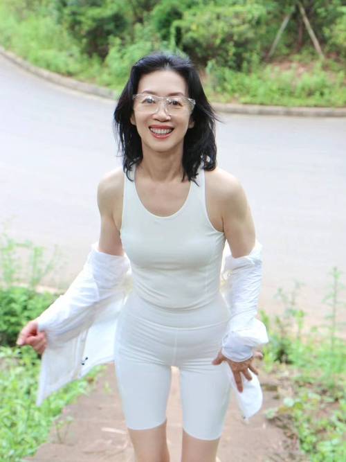 63岁健身奶奶_93岁健身，活力不减当年！