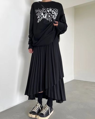 小姐姐黑色高腰百褶裙搭配_显瘦高腰百褶裙配亮皮鞋，精致显气质！