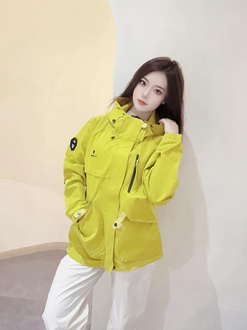 冲锋衣配什么裤子穿更合适_百搭实用，裤装随心搭显风格！