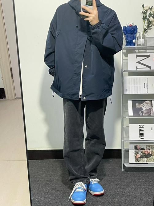 冲锋衣能配牛仔裤吗_冲锋衣搭牛仔裤，休闲又时髦！