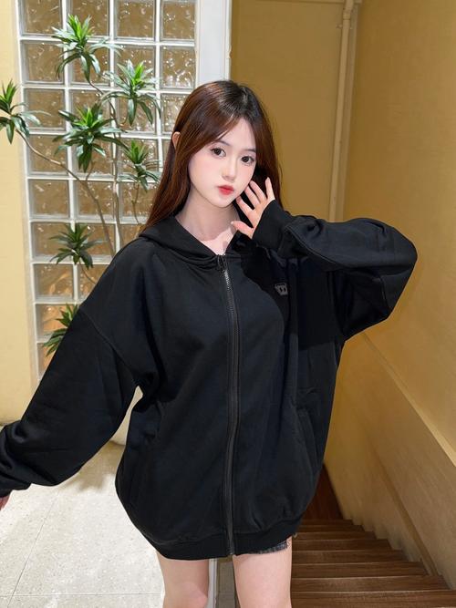 拉链帽衫怎么搭配_工装裤配卫衣显腿长,随性又百搭! 拉链帽衫怎么搭配_工装裤配卫衣显腿长,随性又百搭!