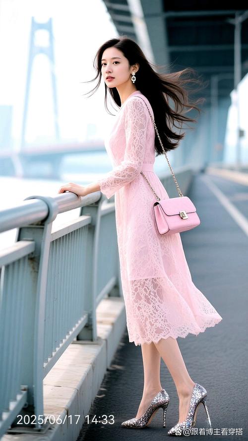 浅色蕾丝裙配什么裤子_春天蕾丝裙搭配指南，轻松穿出时尚浪漫