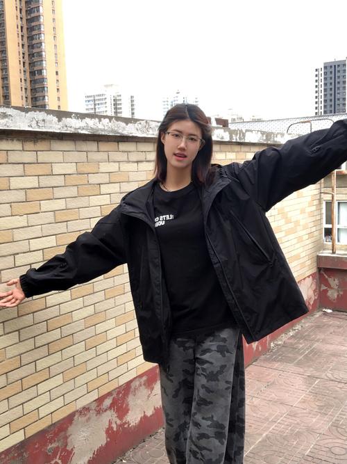 冲锋衣配牛仔裤吗_牛仔裤工装裤都好看 冲锋衣配牛仔裤吗_牛仔裤工装裤都好看