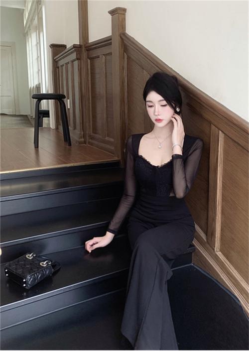 露肩连体裤配蕾丝姐_蕾丝连体裤显气质，露肩设计展魅力