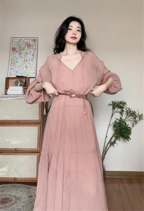 女友粉色长裙我穿什么搭配_肤色身材配,优雅又好看 女友粉色长裙我穿什么搭配_肤色身材配,优雅又好看