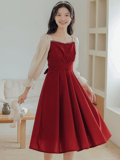 品红色裙子搭配_品红裙超吸睛！搭金发西装皮衣针织都好看