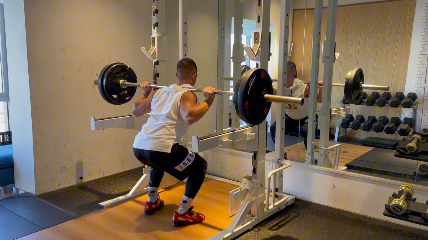 扛肩上深蹲的器械_杠铃深蹲练臀腿，安全姿势最重要