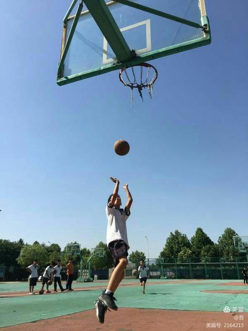 拿固定球上篮练习_静态额头持球稳,动态蹬地抖腕上篮准 拿固定球上篮练习_静态额头持球稳,动态蹬地抖腕上篮准