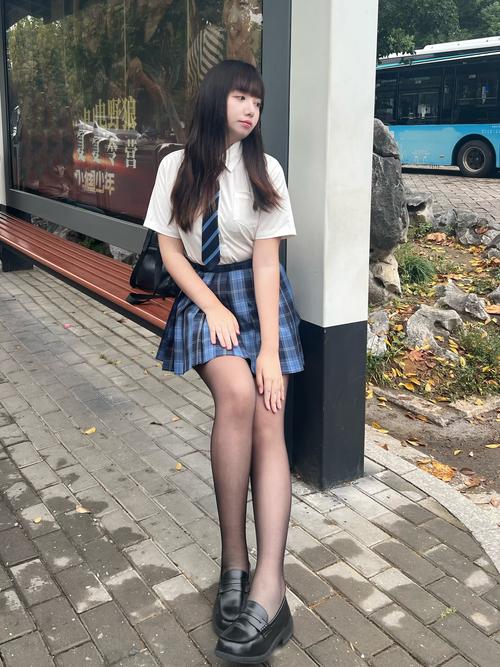 穿jk黑丝配运动鞋好看吗_丝袜运动鞋甜美俏皮，风格多变！