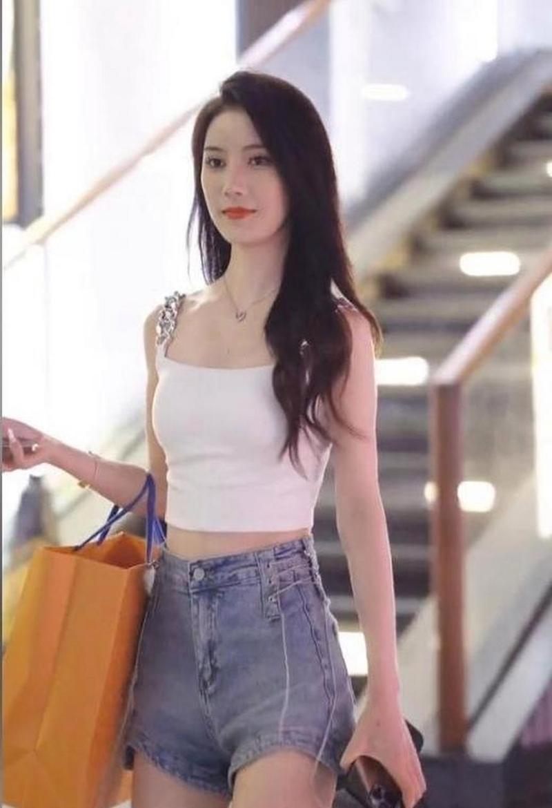 小吊带配短热裤_夏日吸睛经典，自信百搭必备！