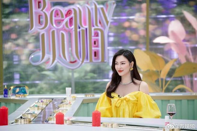 张雨绮蝴蝶结穿搭_张雨绮戴蝴蝶结，时尚突破展自信