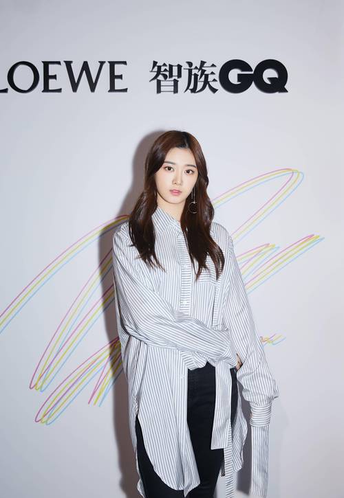 金色短裙配什么颜色长靴_金色短裙配长靴,黑色经典显稳重性感 金色短裙配什么颜色长靴_金色短裙配长靴,黑色经典显稳重性感