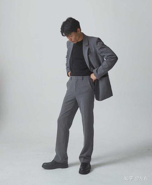 深灰色裤子配什么上衣男_深灰裤子搭蓝色上衣,办公室休闲时尚(26字) 深灰色裤子配什么上衣男_深灰裤子搭蓝色上衣,办公室休闲时尚(26字)