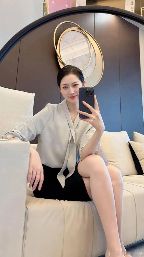 香槟色半身裙配什么颜色上衣_香槟裙配不同上衣,穿出百变风格! 香槟色半身裙配什么颜色上衣_香槟裙配不同上衣,穿出百变风格!