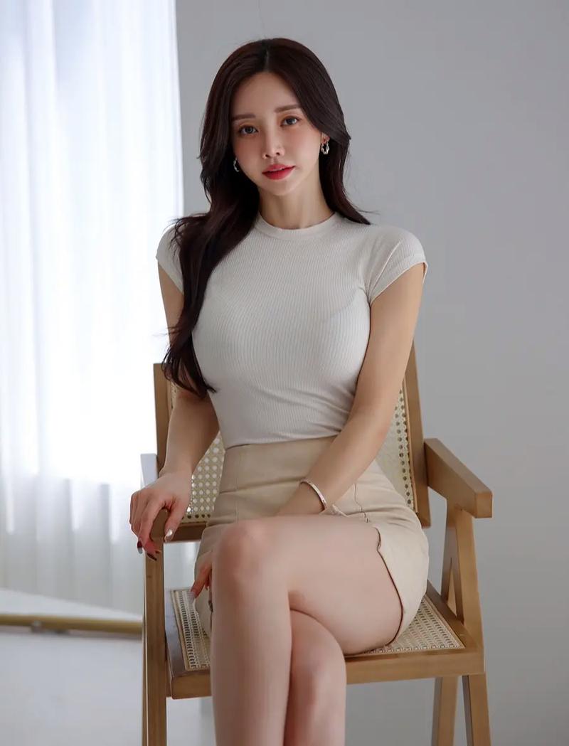 修身针织衫搭配包臀裙_蓝色针织衫配黑包臀裙,显瘦显高显女人味 修身针织衫搭配包臀裙_蓝色针织衫配黑包臀裙,显瘦显高显女人味