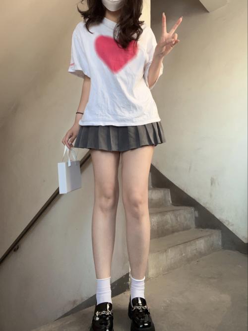 配小红裙穿什么颜色的皮鞋_黑白金米色,优雅百搭! 配小红裙穿什么颜色的皮鞋_黑白金米色,优雅百搭!