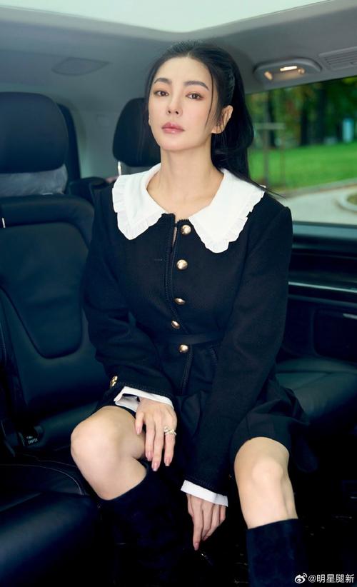 张雨绮短裙配长筒靴_黑卫衣配格纹裙,亮面短裙配长靴,时尚又显高 张雨绮短裙配长筒靴_黑卫衣配格纹裙,亮面短裙配长靴,时尚又显高