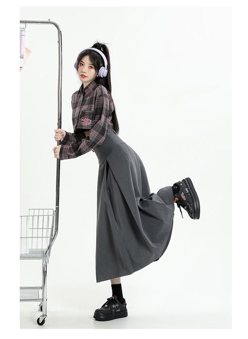 深灰色长裙配什么颜色衬衫_深灰长裙巧搭配，风格多变显时尚