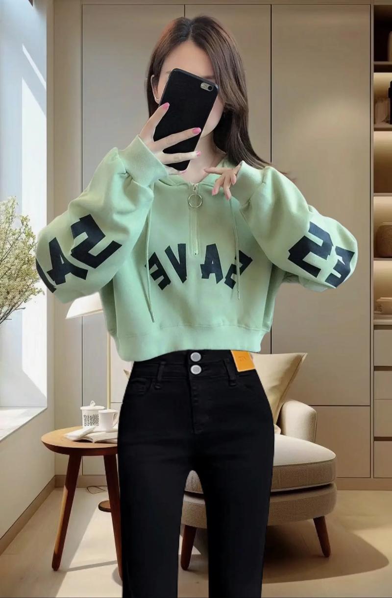 女卫衣配什么好看_卫衣搭衬衫通勤约会，配裤配裙显气质，舒适时尚