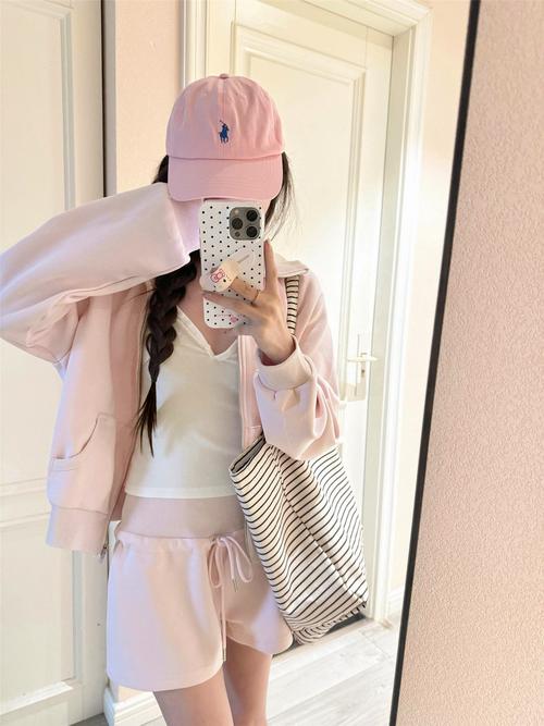 短卫衣配什么裤子_同色系显高！短款卫衣高腰裤搭配秘籍