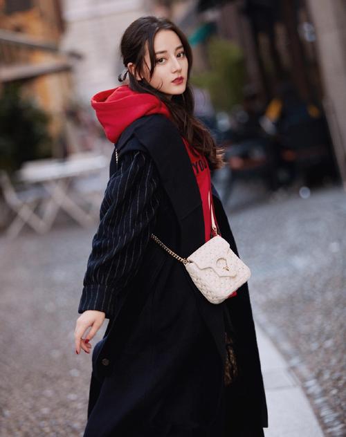 戴帽卫衣怎么搭配外套_牛仔皮夹克风衣大衣，穿出百变风格！