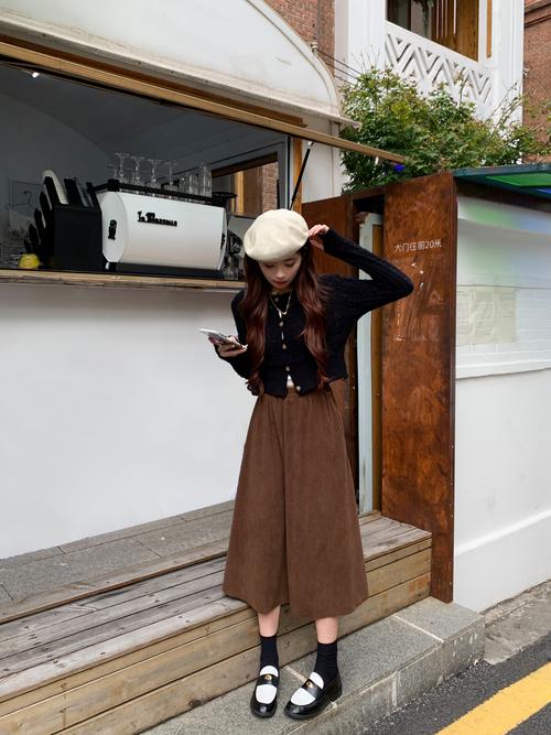 灯芯绒半身裙配什么上衣_通勤甜美休闲皆可搭