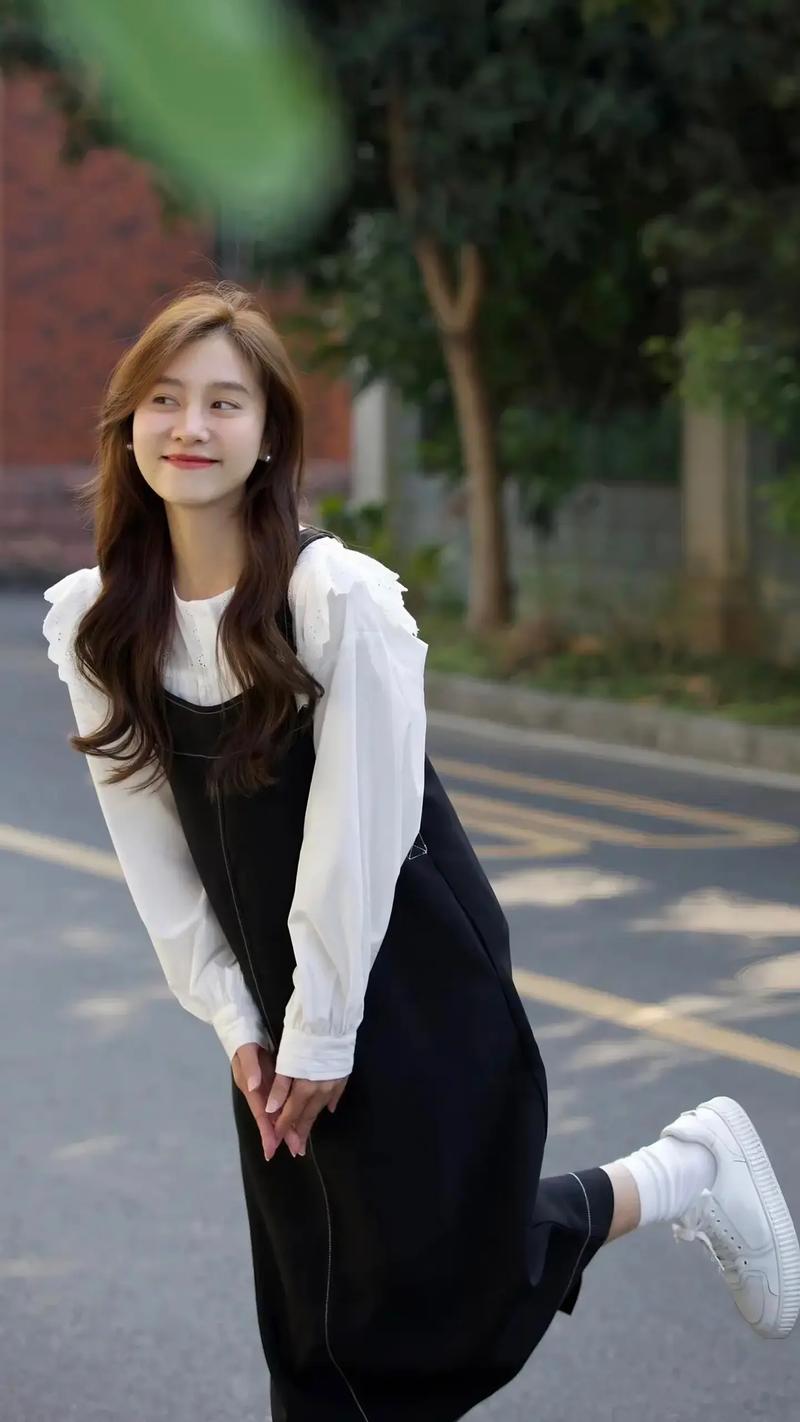 小衬衣搭配裙子_衬衫配裙子的时尚穿搭全攻略