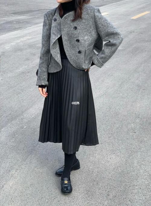 深灰色外套配什么内搭_百搭深灰外套，休闲正式皆可穿