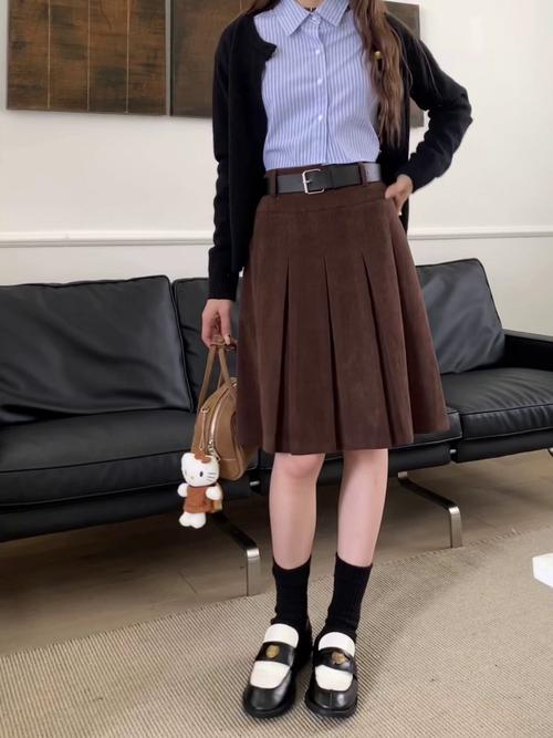 灯芯绒裙搭配_秋冬高级时尚,层次感十足! 灯芯绒裙搭配_秋冬高级时尚,层次感十足!