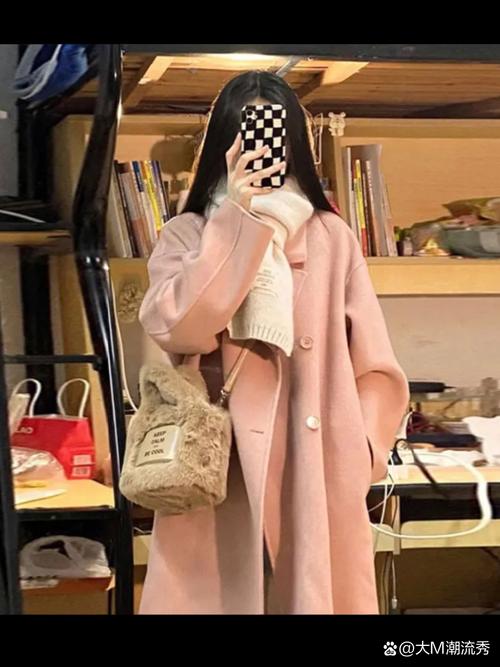 杏粉色外套配什么颜色内搭_杏粉外套百搭!内搭巧思显不同风格 杏粉色外套配什么颜色内搭_杏粉外套百搭!内搭巧思显不同风格