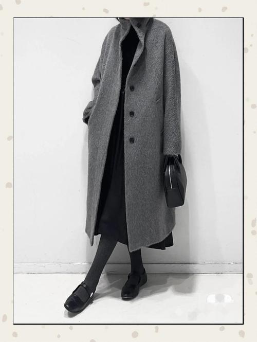 深灰色上衣最佳配色_深灰上衣百搭实用，时尚高级，配饰点睛