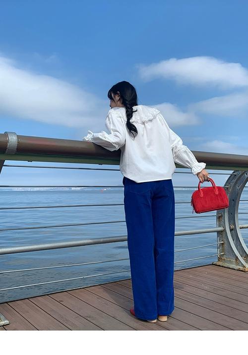 神蓝色灯芯绒阔腿裤子搭配_时尚妈妈的多面魅力