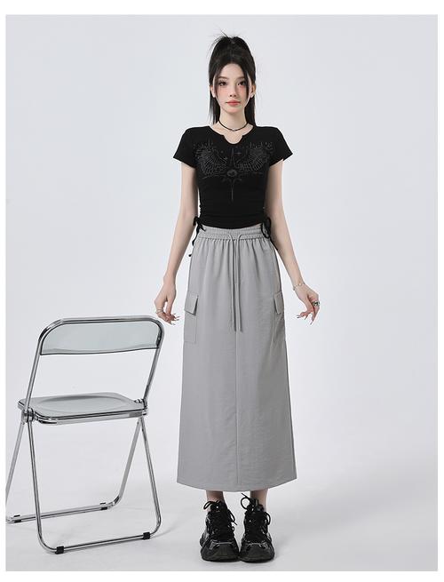 深灰色工装裙怎么搭配上衣_深灰工装裙百搭时尚，轻松穿出个性造型