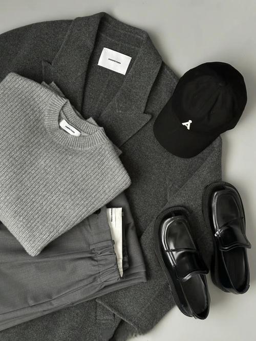 深灰色裤子的三个最佳配色_灰裤子百搭显气质,配粉米黄复古暖,彩上衣显个性,实用高级显品味 深灰色裤子的三个最佳配色_灰裤子百搭显气质,配粉米黄复古暖,彩上衣显个性,实用高级显品味