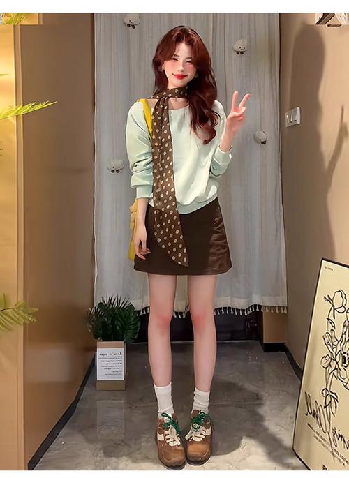 灯芯绒半身裙搭配上衣_百搭复古又保暖,秋冬必备时尚单品 灯芯绒半身裙搭配上衣_百搭复古又保暖,秋冬必备时尚单品