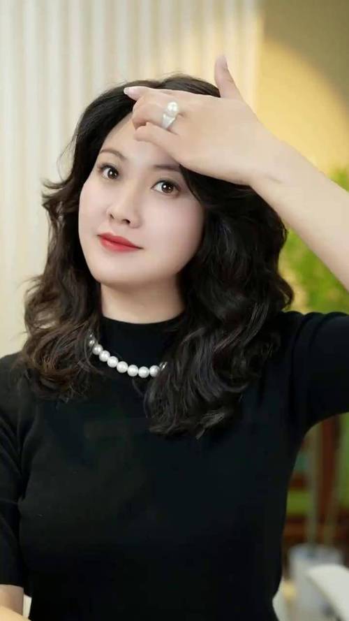 38岁女发型_低马尾显温柔,大波浪添韵味,短发展现干练 38岁女发型_低马尾显温柔,大波浪添韵味,短发展现干练