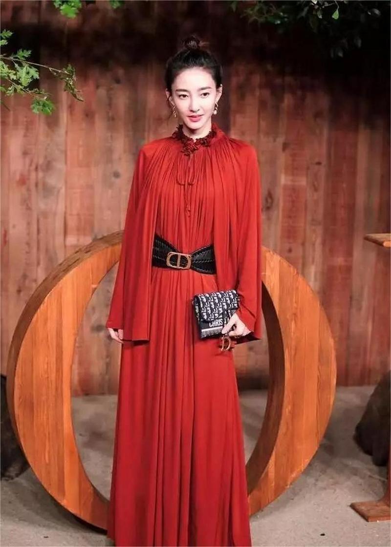 锈红色裙子配什么外套_黑白灰米深蓝,各显风格 锈红色裙子配什么外套_黑白灰米深蓝,各显风格