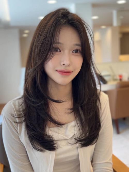 颞部凹颧骨凸脸胖适合什么发型_发型改变脸型！微卷刘海修饰颧骨，中分烫发显气质