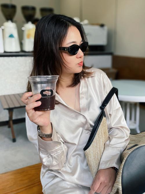 真丝衬衫配什么裤子好看_缎面真丝衬衫百搭显气质,高腰裤配出时尚感 真丝衬衫配什么裤子好看_缎面真丝衬衫百搭显气质,高腰裤配出时尚感