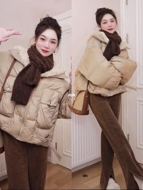 焦糖色短羽绒服配什么裤子_焦糖短羽绒配深蓝裤，黑色长羽绒搭黑打底裤，冬日时尚简单搭