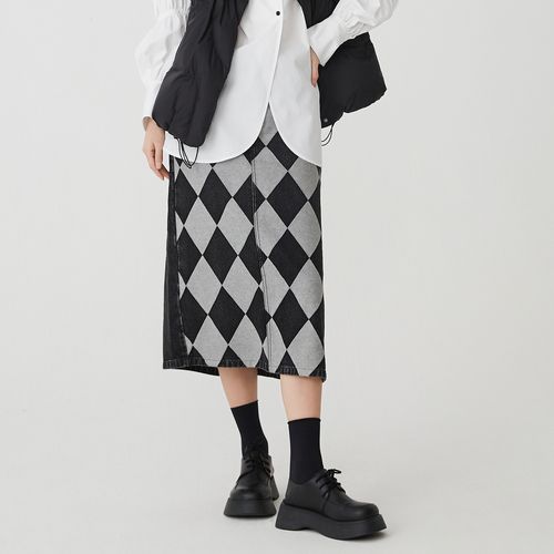 深灰色直筒裙搭配什么上衣_深灰直筒裙百搭，材质色彩层次随心搭